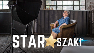 Seniorka w studio filmowym siedzi na fotelu. Napis:STAR (gwiazda)szaki