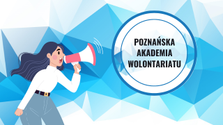 Kobieta z megafonem obwieszczająca warsztaty Poznańskiej Akademii Wolontariatu