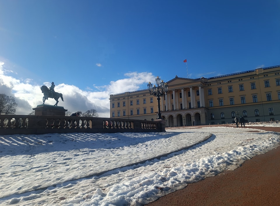 Ratusz w Oslo, w którym jest przyznawana Pokojowa Nagroda Nobla od zewnątrz.  