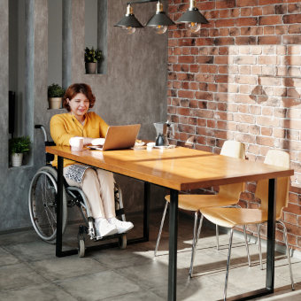 Osoba z niepełnosprawnością na wózku inwalidzkim w restauracji