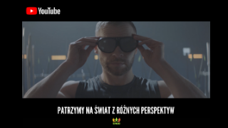 Klatka z filmu na Youtube: mężczyzna zakłada okulary zaciemniające. Napis: Patrzymy na świat z różnych perspektyw