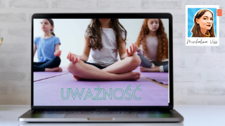 Otwarty laptop ze zdjęciem dzieci siedzących po turecku z napisem Uważność.