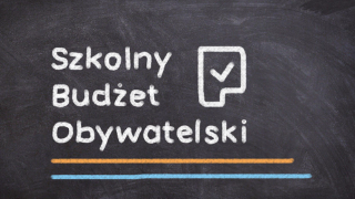 Napis kredą na tablicy: Szkolny Budżet Obywatelski