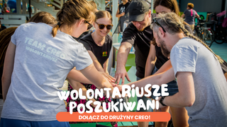 Grupa uśmiechniętych osób układa dłonie jedna na drugiej w geście współdziałania. Wolontariusze poszukiwani Dołącz do Drużyny CREO