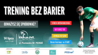 Plakat treningu bez barier. Na plakacie jest mężczyzna w opasce na oczach który strzela karnego według zasad blindfooballu.