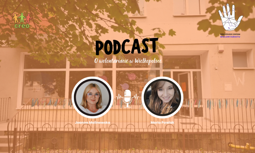 W tle fragment budynku z nałożonym pomarańczowym filtrem. W lewym górnym rogu logo Stowarzyszenia CREO. W prawym górnym rogu logo Wielkopolskiego Centrum Wolontariatu. Na pierwszym planie dwa kółka z zdjęciami kobiet. Między nimi biały mikrofon.