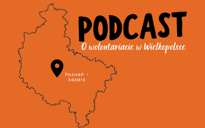 Na pomarańczowym tle po lewej stronie kontur kształtu województwa wielkopolskiego. Na nim zaznaczony Poznań - Łazarz. Po prawej stornie u góry czarny napis: "PODCAST". Pod nim biały napis: "O wolontariacie w Wielkopolsce".