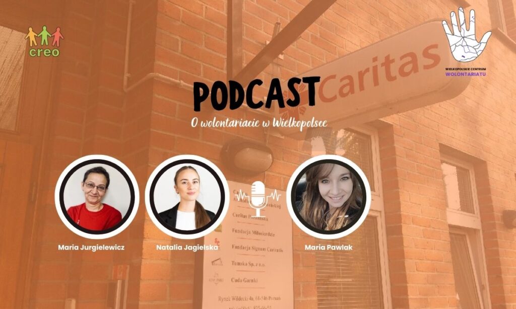 W tle fragment budynku z nałożonym pomarańczowym filtrem. W lewym górnym rogu logo Stowarzyszenia CREO. W prawym górnym rogu logo Wielkopolskiego Centrum Wolontariatu. Na pierwszym planie trzy kółka z zdjęciami kobiet. Między nimi biały mikrofon.