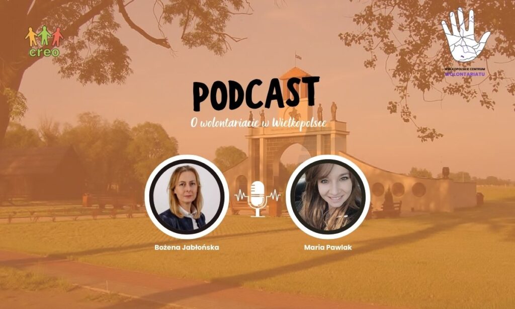 W tle widok na park z budowlą z nałożonym pomarańczowym filtrem. W lewym górnym rogu logo Stowarzyszenia CREO. W prawym górnym rogu logo Wielkopolskiego Centrum Wolontariatu. Na pierwszym planie dwa kółka ze zdjęciami kobiet. Między nimi biały mikrofon.