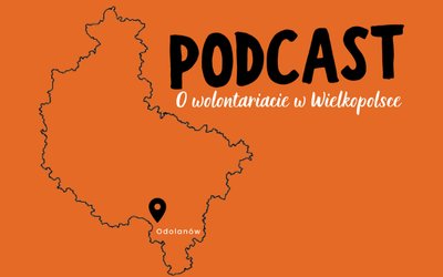 Na pomarańczowym tle po lewej stronie kontur kształtu województwa wielkopolskiego. Na nim zaznaczony Odolanów. Po prawej stornie u góry czarny napis: "PODCAST". Pod nim biały napis: "O wolontariacie w Wielkopolsce".