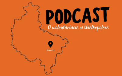 Na pomarańczowym tle po lewej stronie kontur kształtu województwa wielkopolskiego. Na nim zaznaczony Konin. Po prawej stornie u góry czarny napis: "PODCAST". Pod nim biały napis: "O wolontariacie w Wielkopolsce".