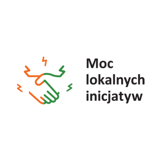 moc lokalnych inicjatyw logo. na białym tle symbol uściśniętych dłoni, z lewej w kolorze pomarańczowym, z prawej w zielonym. obok czarny napis: moc lokalnych inicjatyw