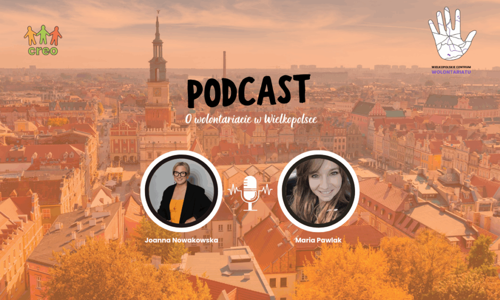 W tle widok poznański rynek z lotu ptaka z nałożonym pomarańczowym filtrem. W lewym górnym rogu logo Stowarzyszenia CREO. W prawym górnym rogu logo Wielkopolskiego Centrum Wolontariatu. Na pierwszym planie dwa kółka ze zdjęciami  dwóch kobiet. Między nimi biały mikrofon.