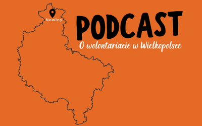 Na pomarańczowym tle po lewej stronie kontur kształtu województwa wielkopolskiego. Na nim zaznaczone Nowiny. Po prawej stornie u góry czarny napis: "PODCAST". Pod nim biały napis: "O wolontariacie w Wielkopolsce".