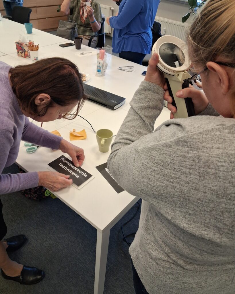 Zdjęcie przedstawia tworzenie tabliczek