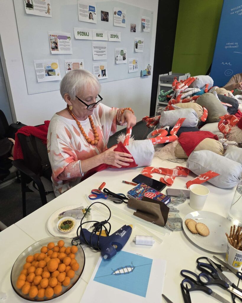 Zdjęcie przedstawia proces twórczy z szycia krasnali