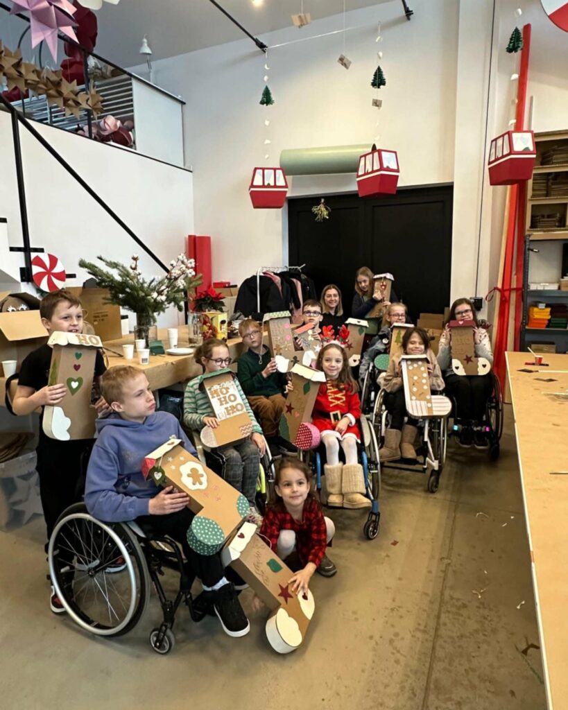 Zdjęcie przedstawia grupę dzieci na wózkach inwalidzkich