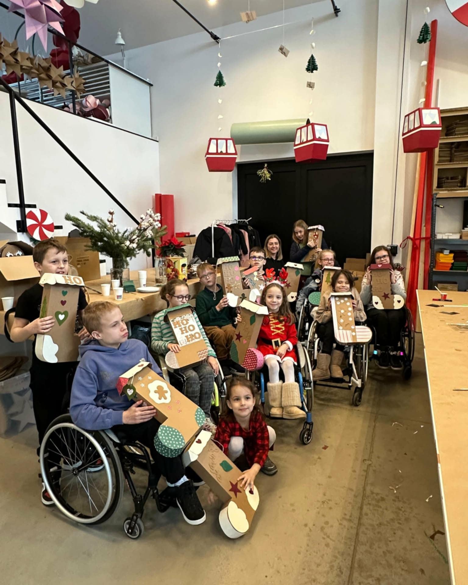 Zdjęcie przedstawia grupę dzieci na wózkach inwalidzkich