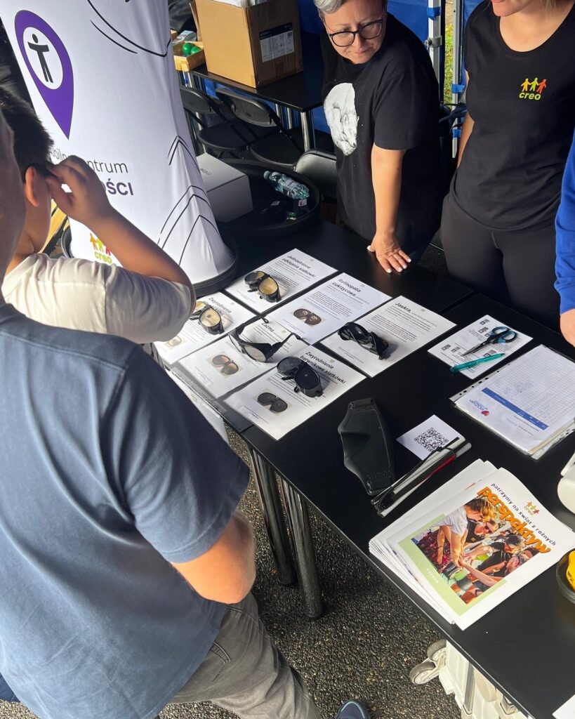 Na zdjęciu widać stoisko z okularami VR