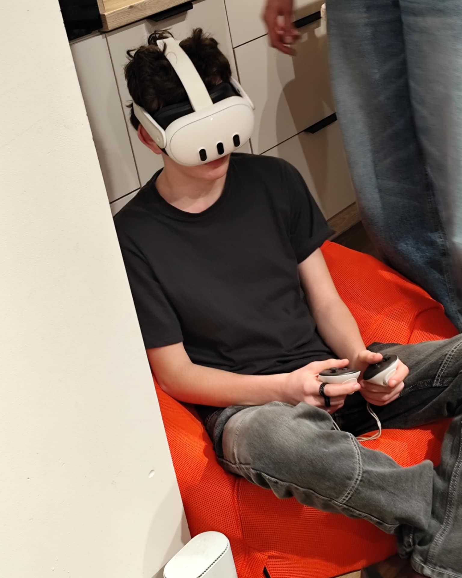 Zdjęcie przedstawia chłopaka, który ma ubrane google VR