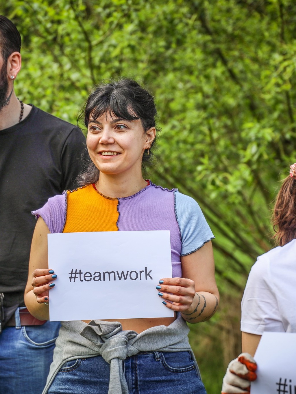 wolontariuszka trzyma kartkę z napisem teamwork