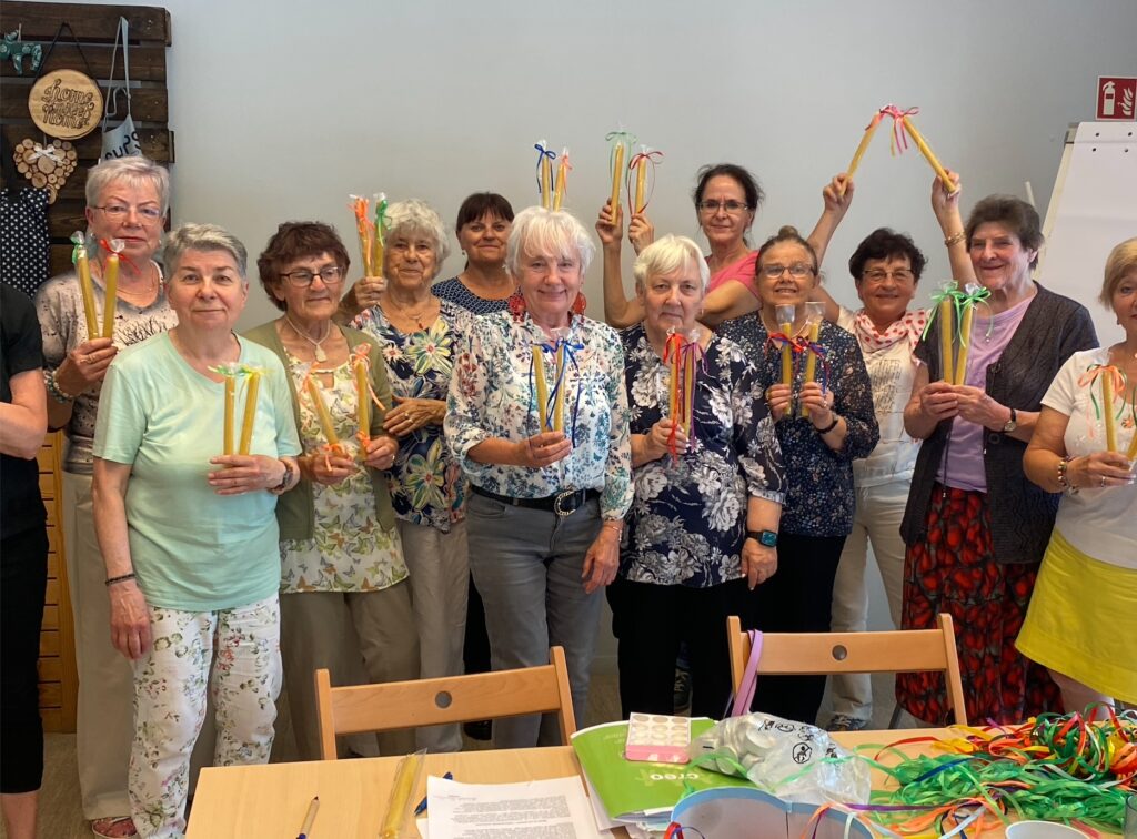 Zdjęcie przedstawia grupę seniorek